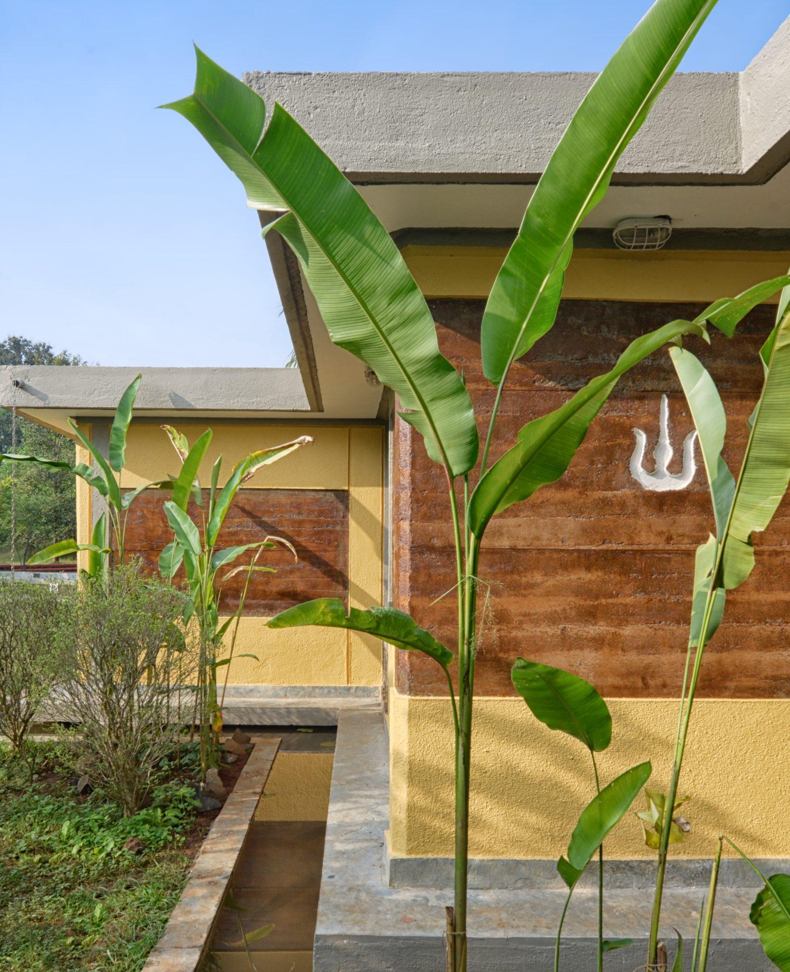 Vrindavan Farm: Rammed-Earth House, Thane